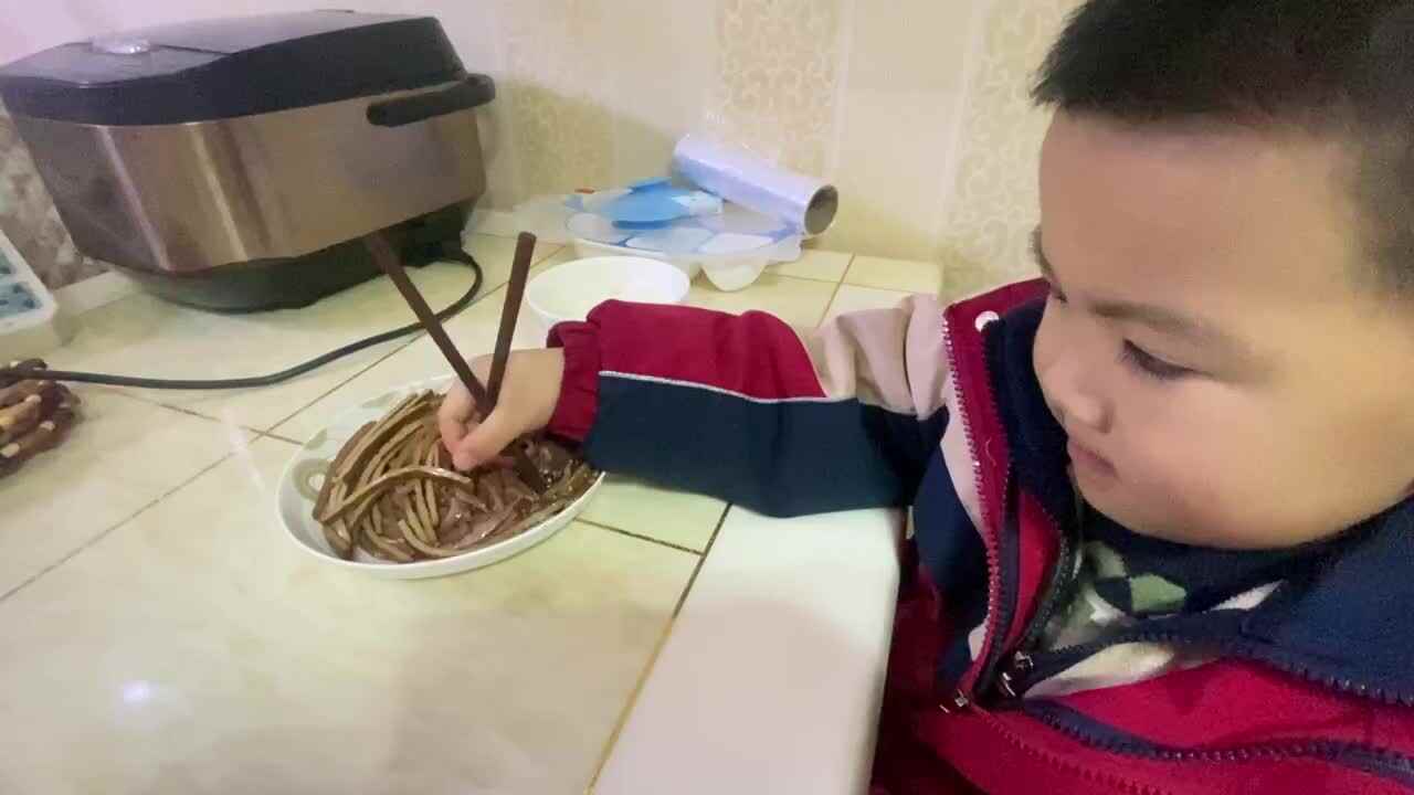 大B班吕子垚生活练习（正确使用筷子）20241216
