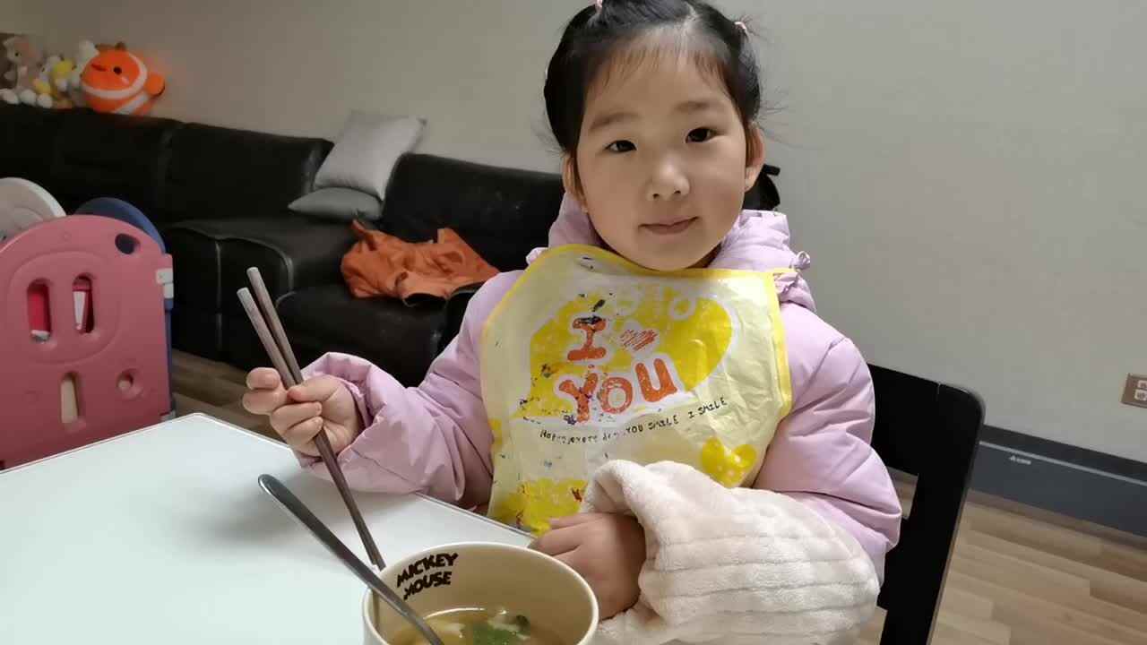 VID_20241220大B班宁汐言使用筷子的练习