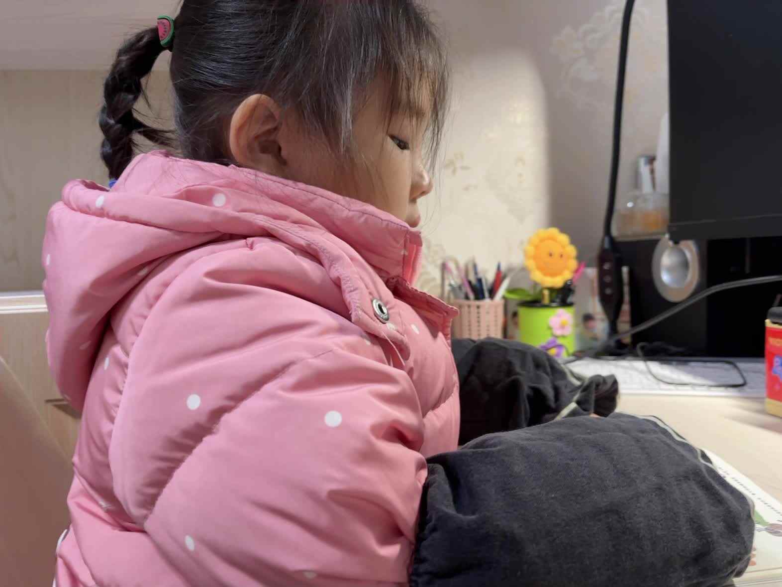 学前B班蒲依诺2024.12.17日指读(前鼻韵母en的词组).mp4