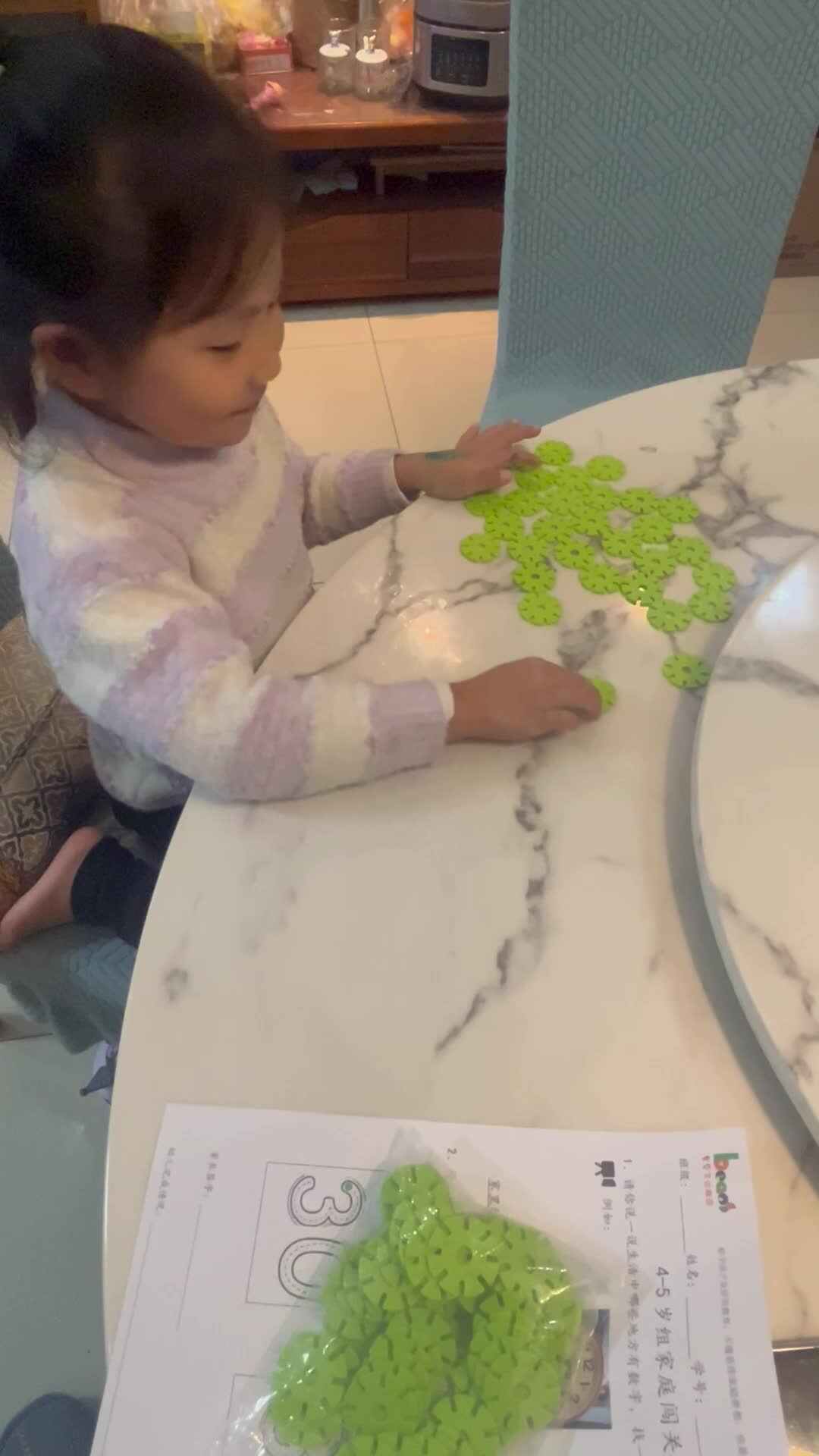 12月4日大B班李瑞溪摆雪花片