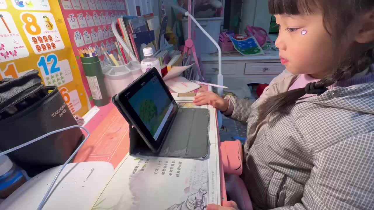 ⁣⁣20241207大B班舒琳芯观看古树视频《秋浦歌》