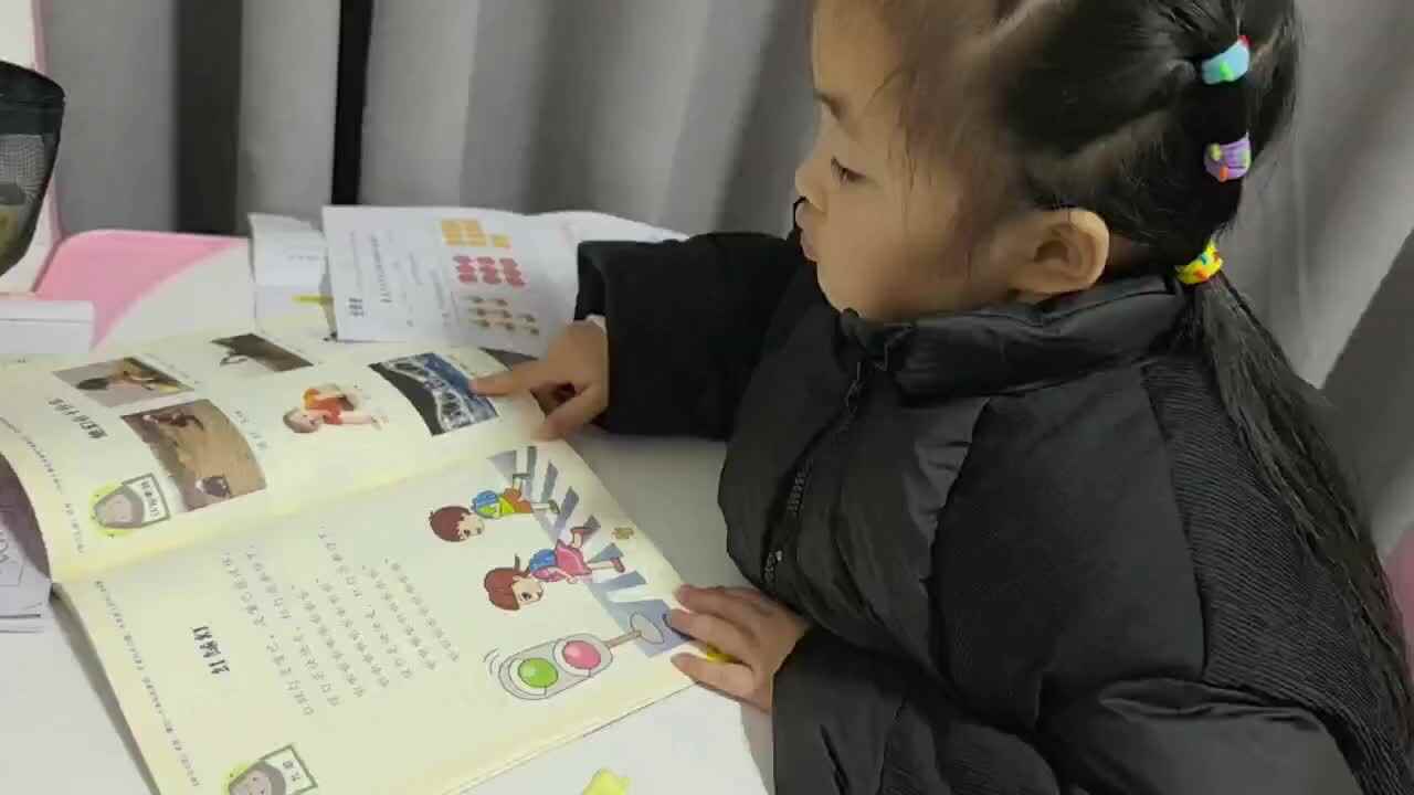 中A班2024.12.15艾琰茹--儿歌 红绿灯