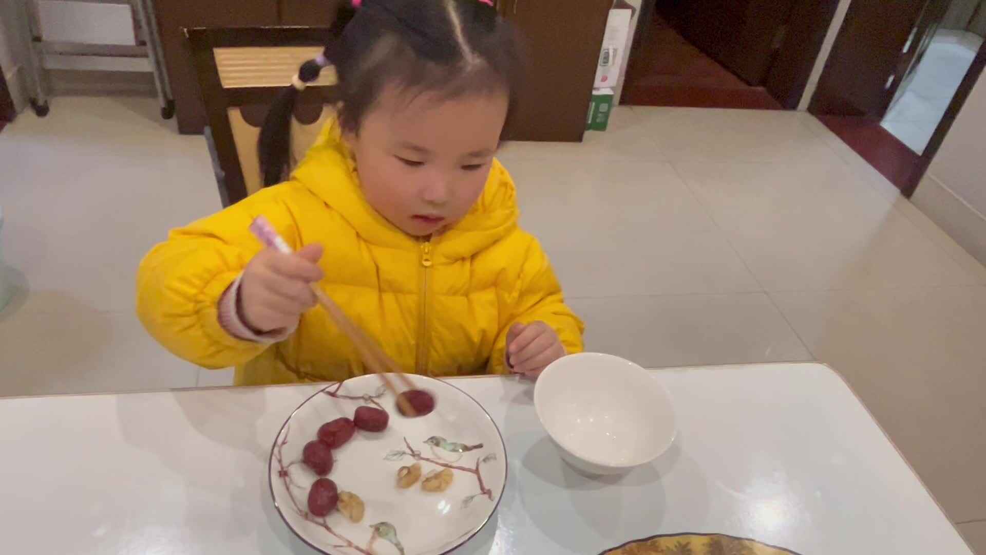 12.18大A班赵欣奕练习使用筷子