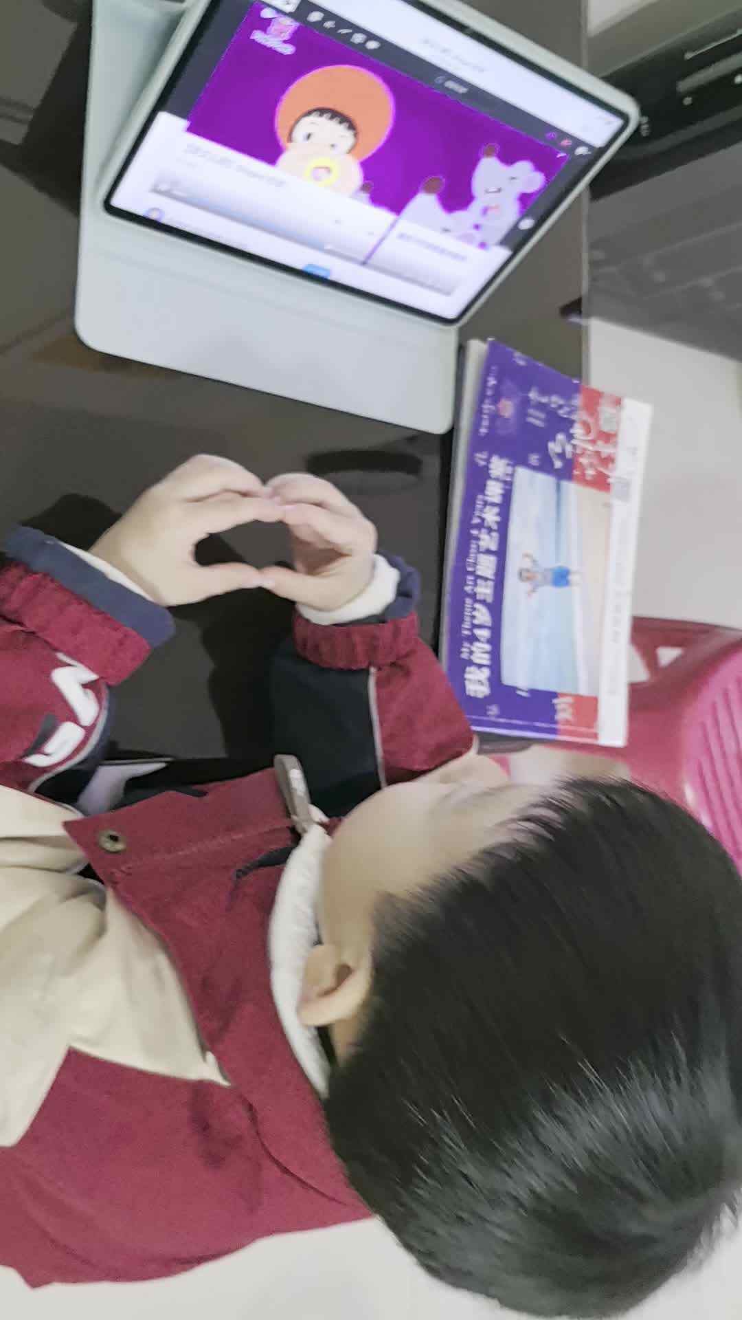 中A班陈栎安12.9观看英语视频.mp4