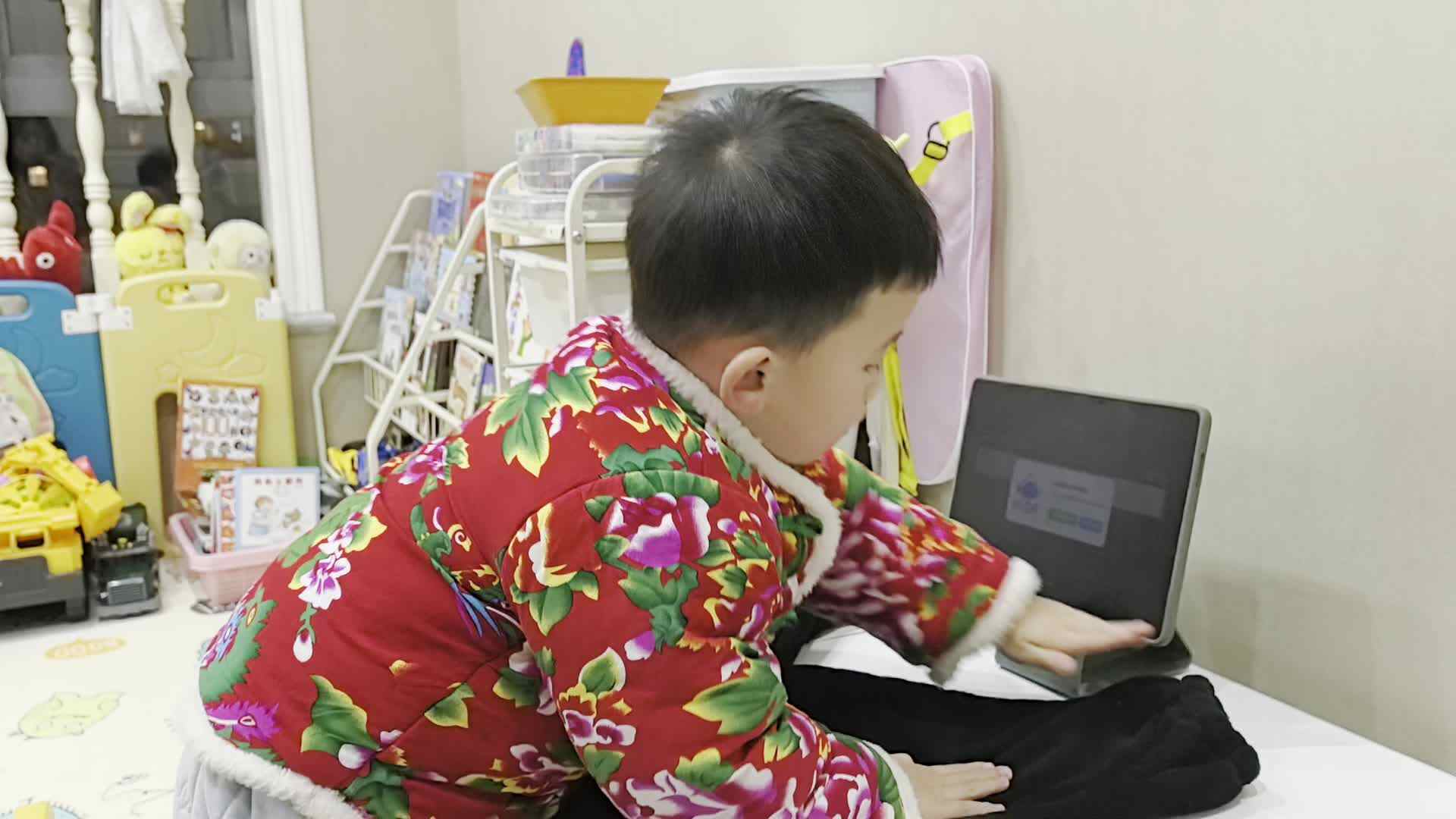 2024.12.26中A班李楷延——生活教育练习叠裤子.mp4