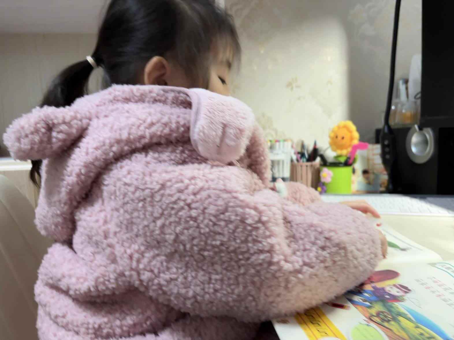 学前B班蒲依诺2024.12.19日指读(前鼻韵母un的词组).mp4