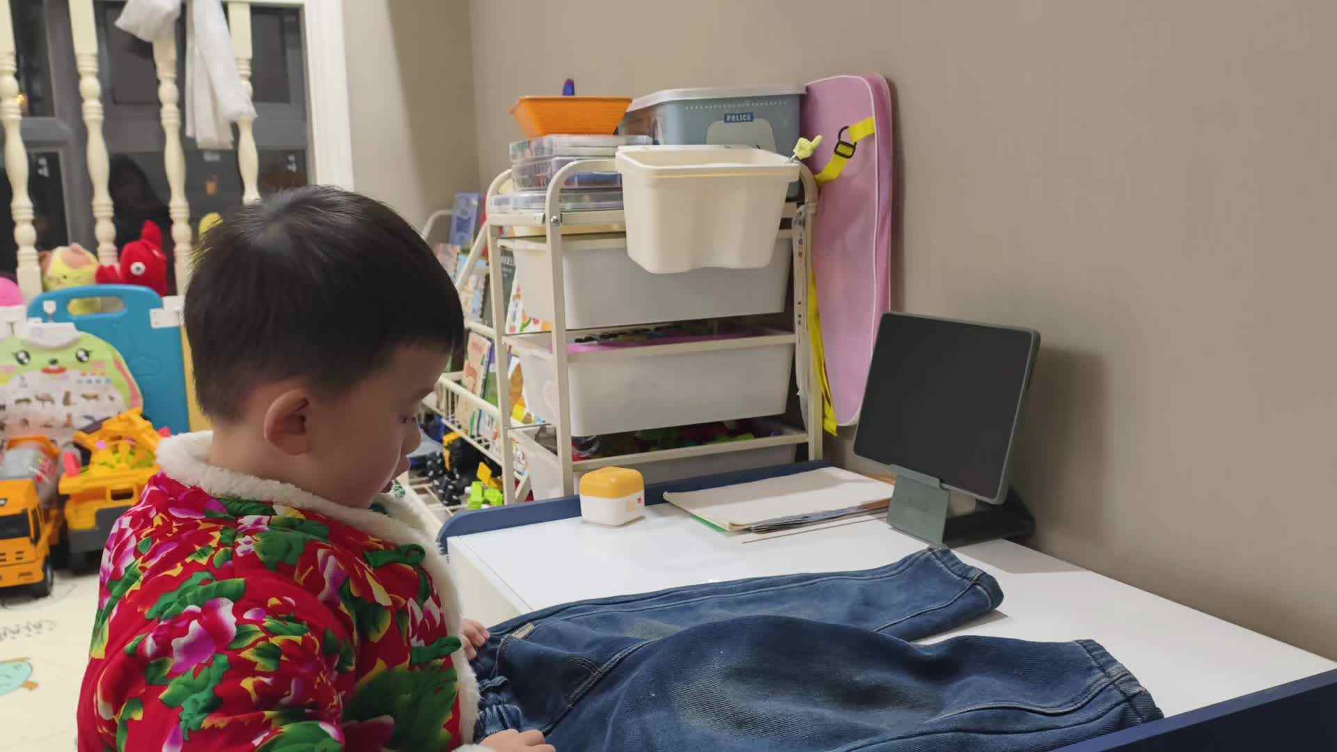 2024.12.24中A班李楷延——生活教育练习叠裤子.mp4