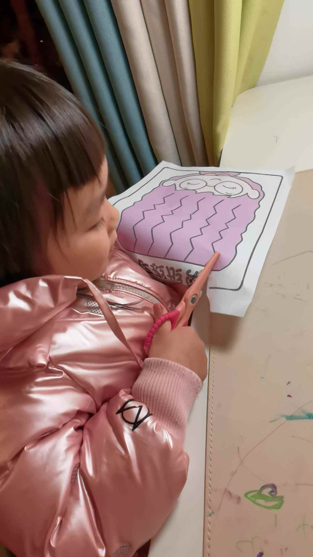 给小女孩儿理头发