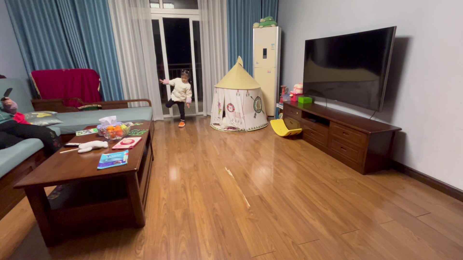 大B班李茵琪练习单脚连续跳