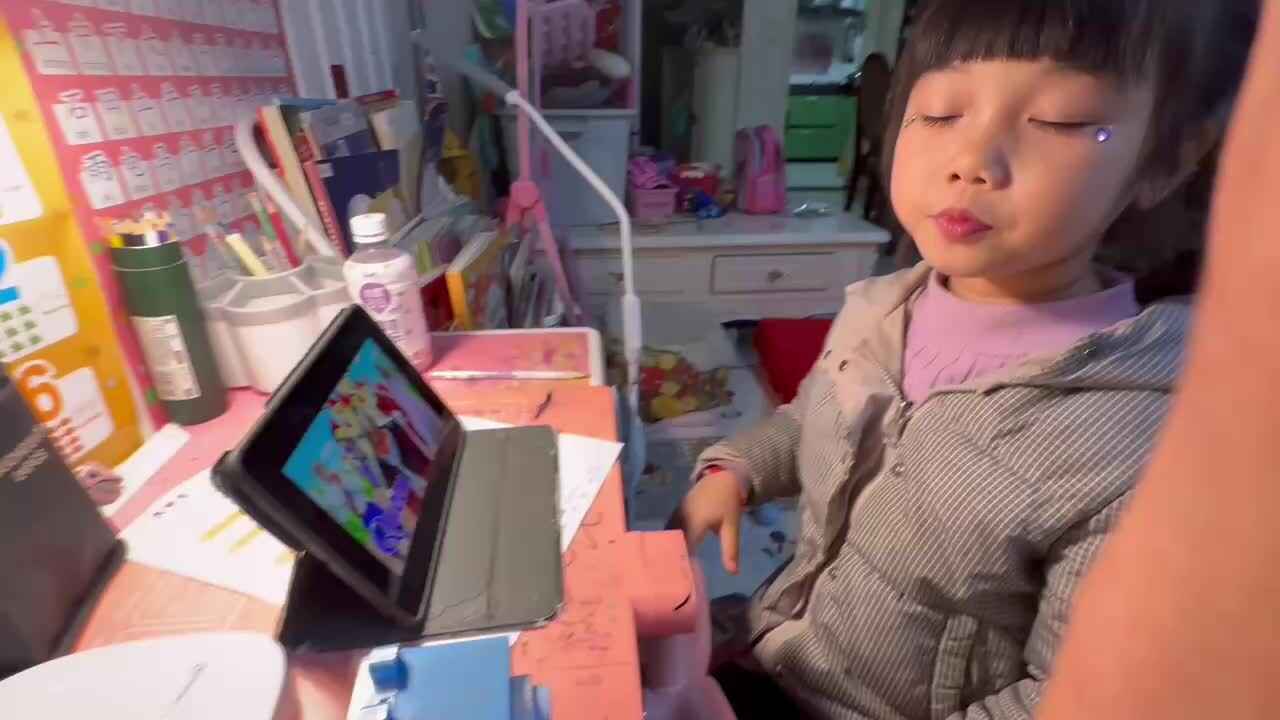 ⁣⁣⁣⁣⁣⁣20241207大B班舒琳芯观看英语儿歌视频