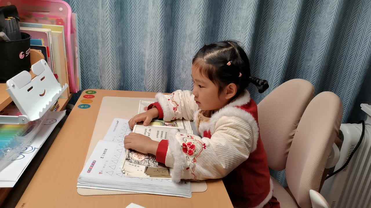 VID_20241227大B班宁汐言指读古诗《山中送别》、《稚子弄冰》。