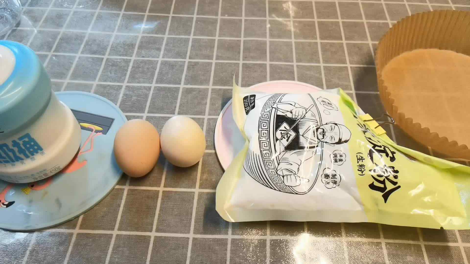 跟妈妈一起做酸奶蛋糕哦