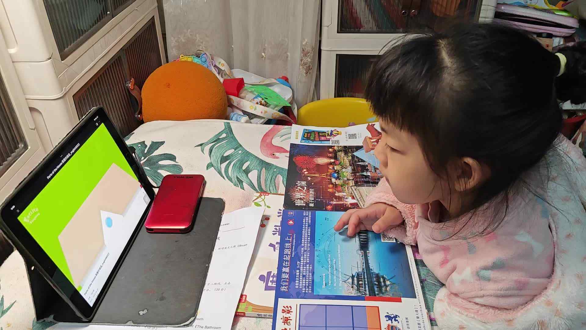 ⁣20241201学期B班魏琪珈观看英文视频.mp4