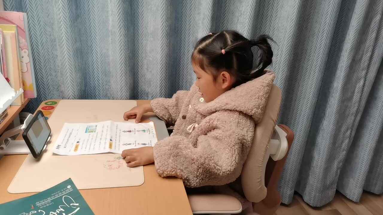 VID_20241206大B班宁汐言观看英语视频并进行跟读。