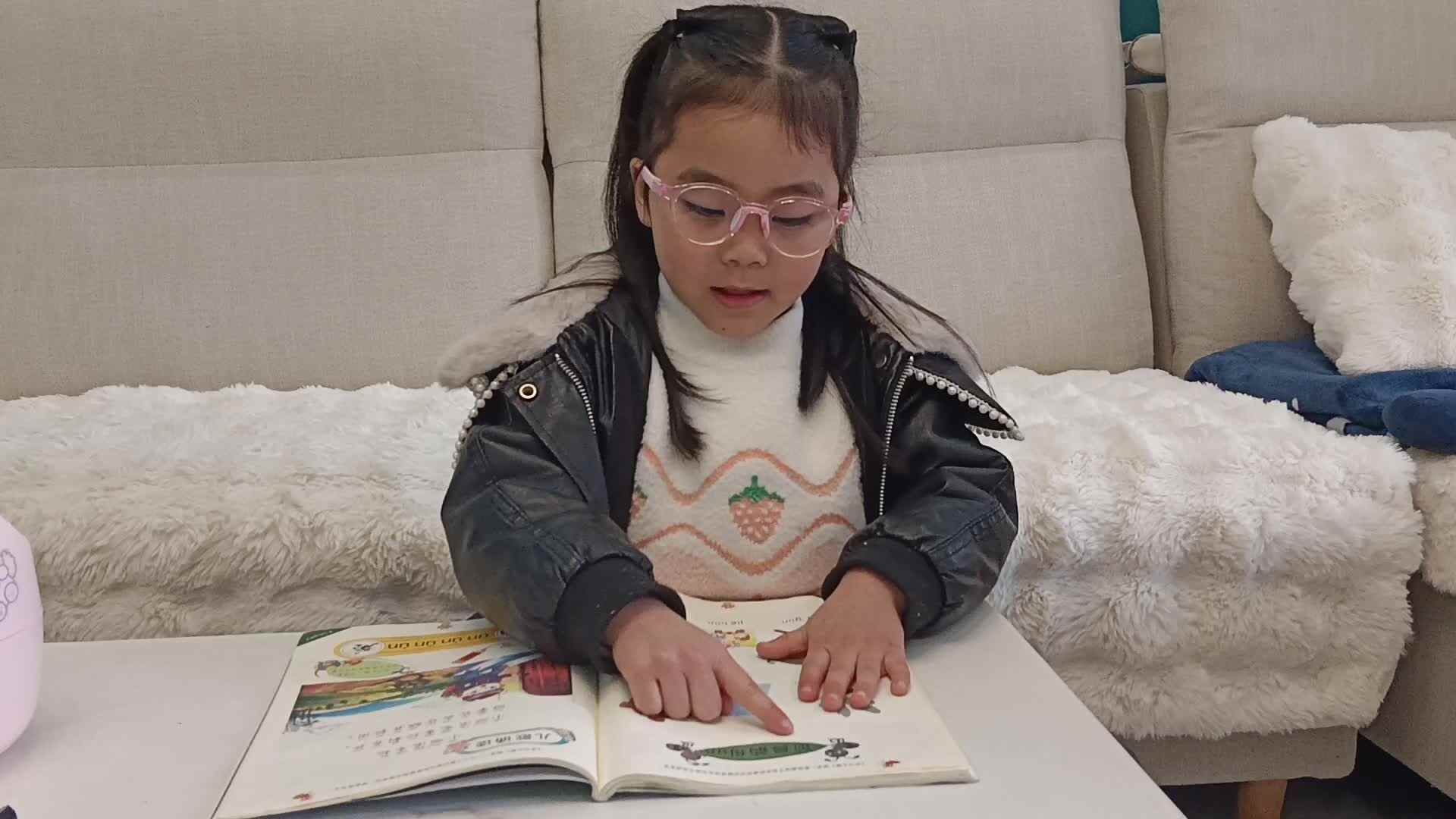 20250111学前B班任依恬指读拼音《前鼻韵母un》