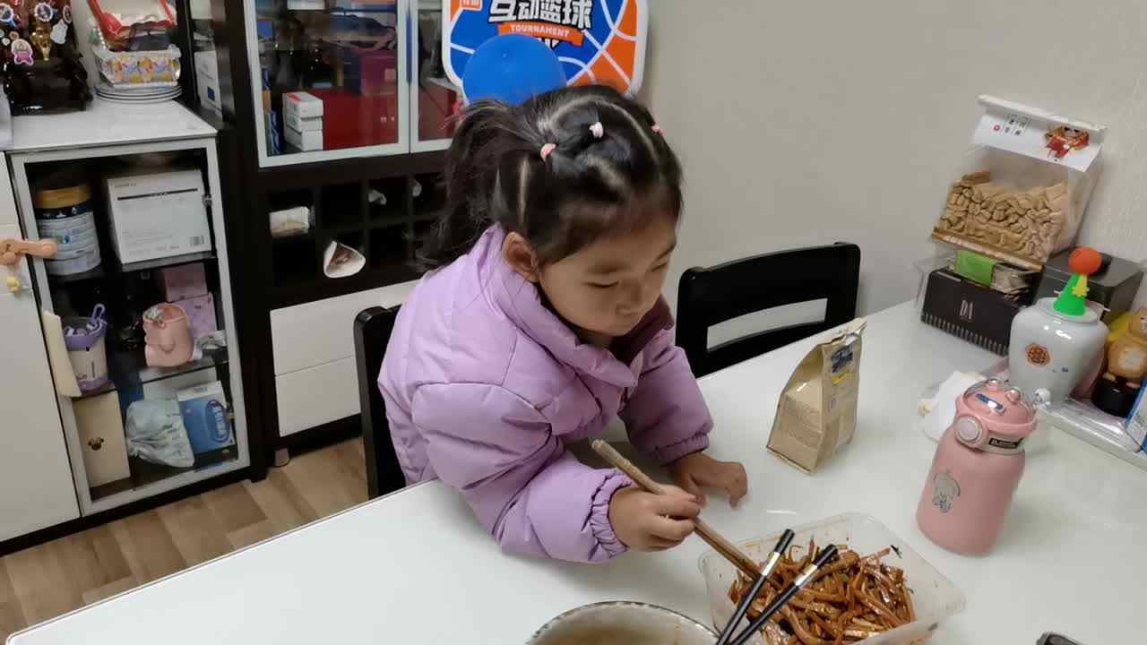 VID_20250117大B班宁汐言练习使用筷子