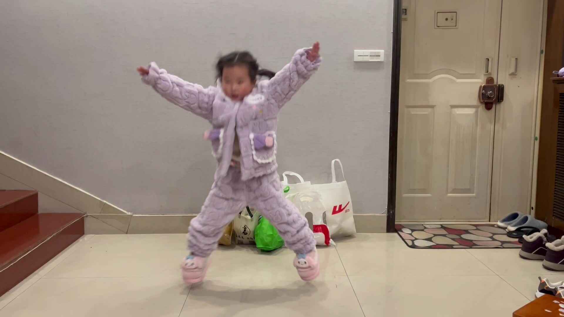 1.9大A班赵欣奕开合跳练习