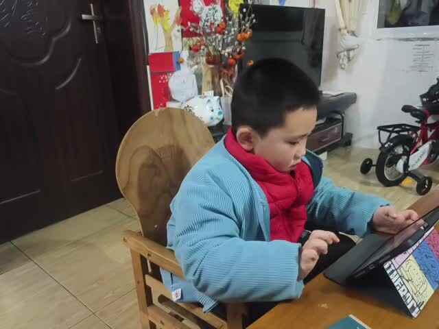 20250119大B班赵芃栎观看英语视频《Wheels on the bus》