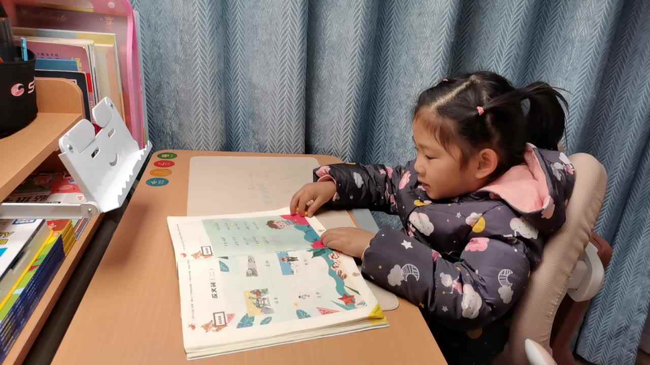 VID_20250109大B班宁汐言指读《反义词二》