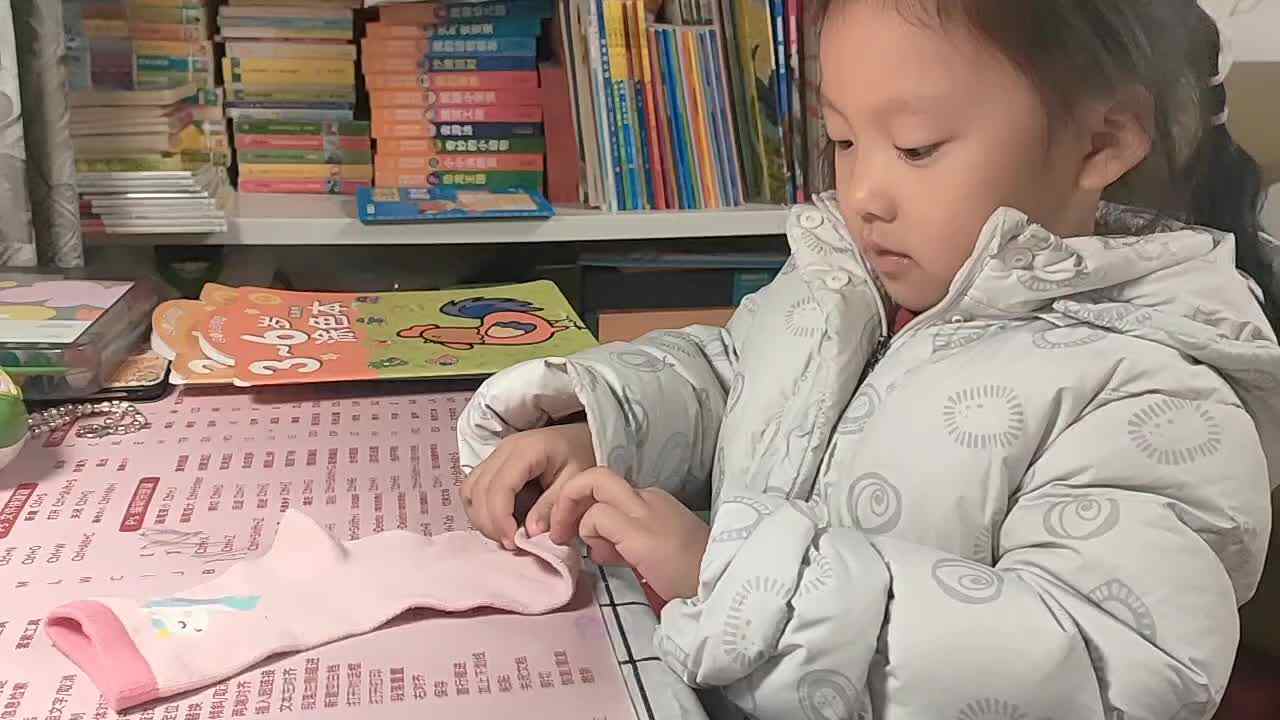 ⁣⁣⁣20250108陈灵兮闯关练习《我会自己叠袜子》