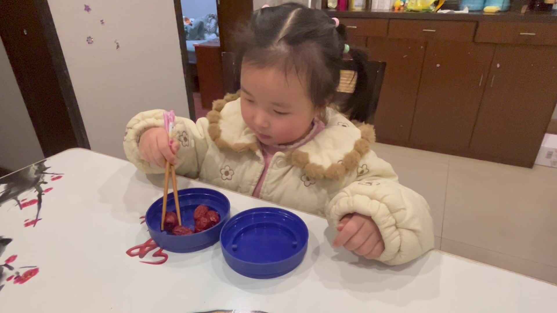 1.16大A班赵欣奕练习使用筷子