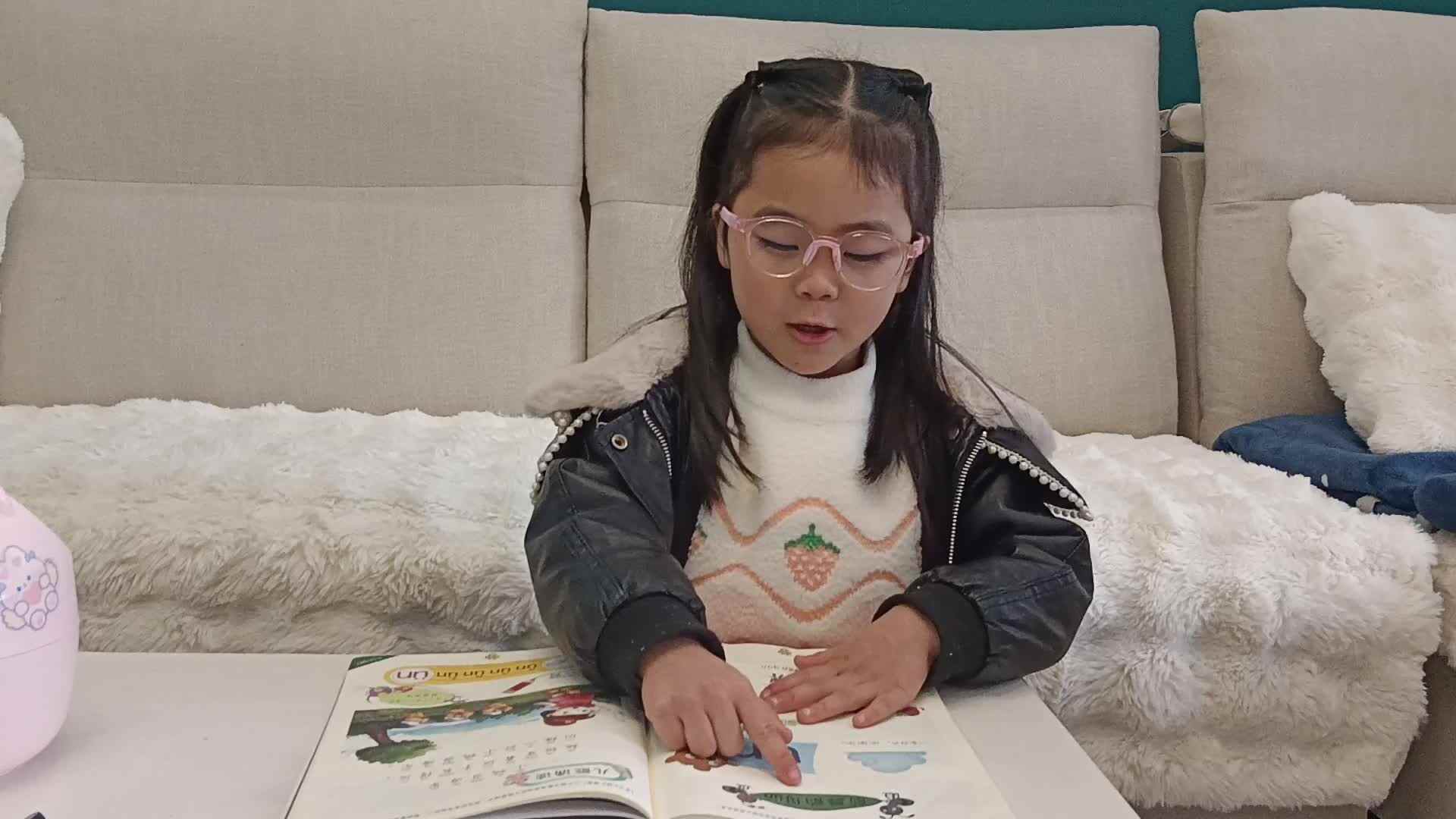 20250111学前B班任依恬指读拼音《前鼻韵母un》