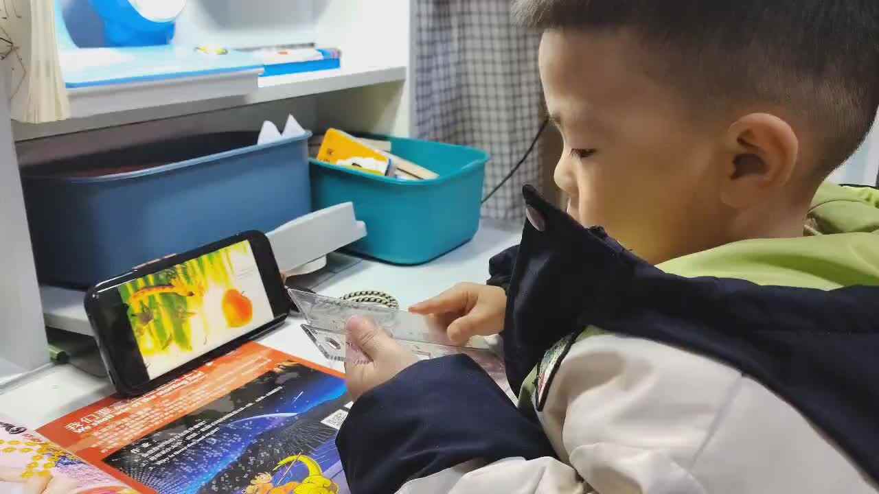 2025.2.25中A班陈禹呈数学绘本观看《让谁先吃好呢》