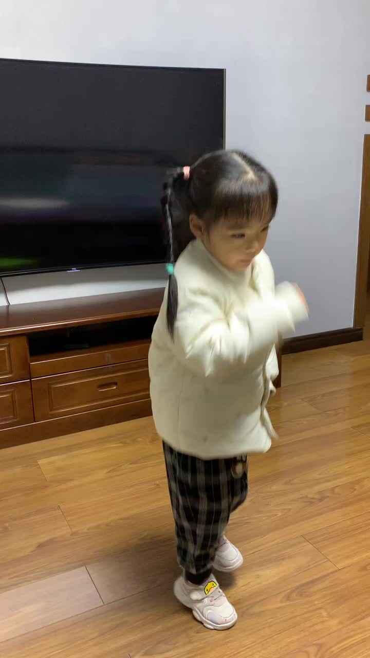 大B班李茵琪练习单脚连续跳