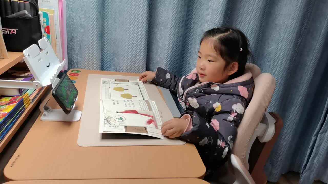 VID_20250228大B班宁汐言观看英语视频《三只小猪》