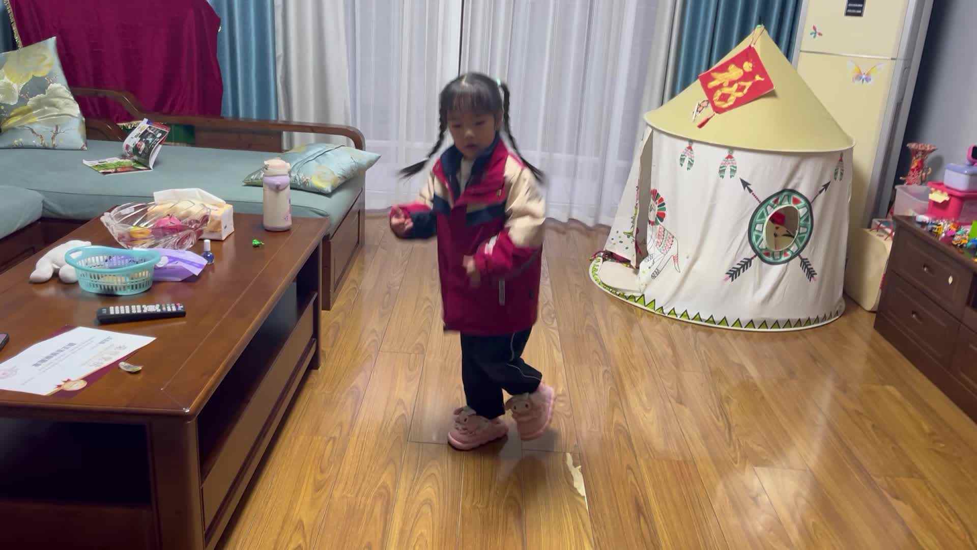 大B班李茵琪练习单脚连续跳