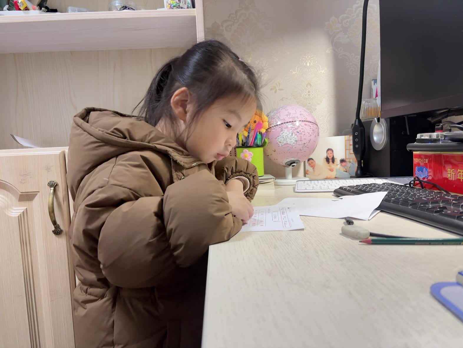 学前B班蒲依诺2025.2.21日指读(数字5的倍数). mp4