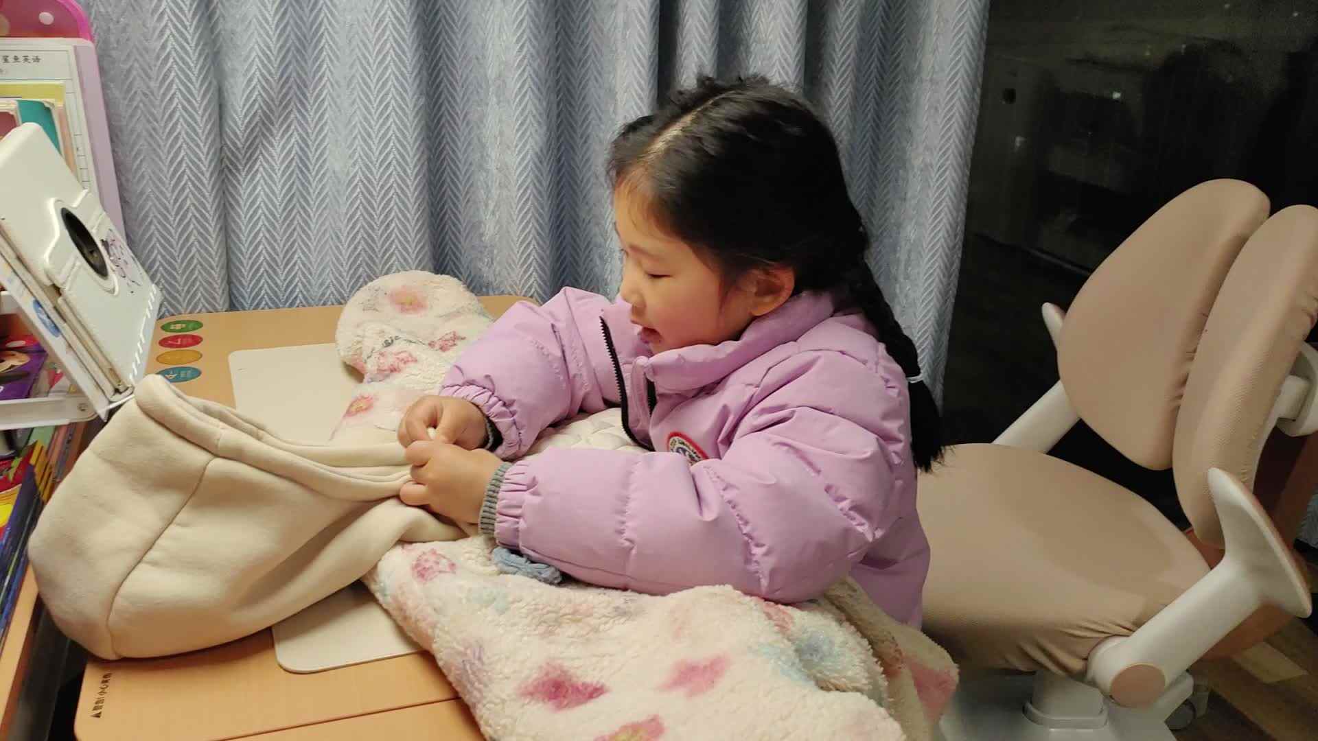 ⁣⁣⁣⁣⁣⁣⁣2025年3月21日大B班宁汐言生活训练折叠衣服和裤子