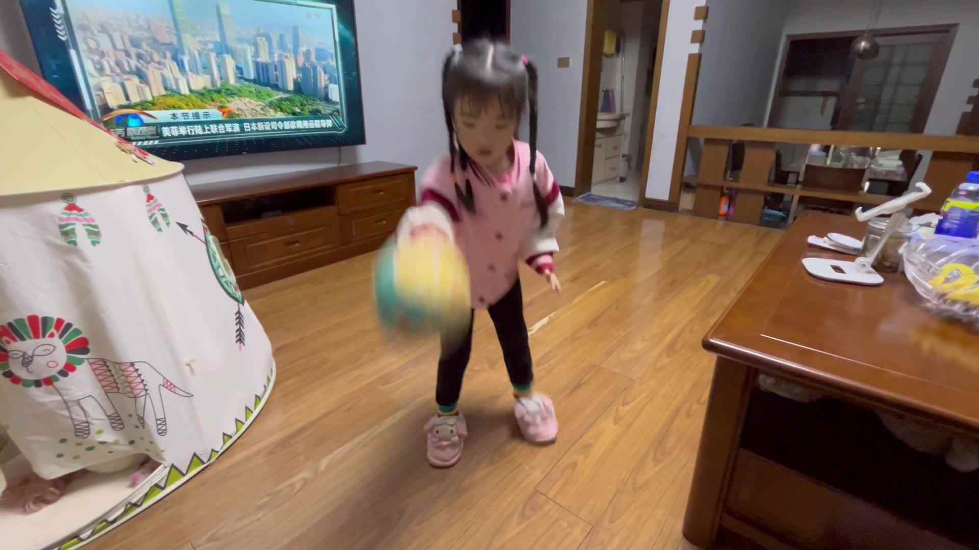 大B班李茵琪练习拍篮球