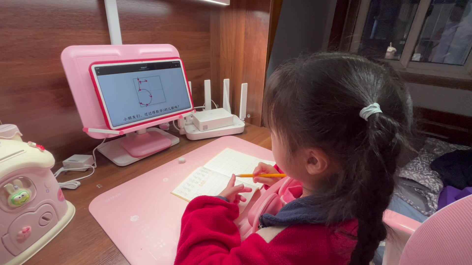 大B班李茵琪观看视频《书写数字5》