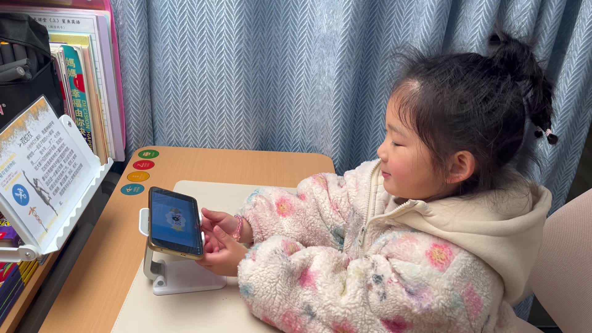 大b班宁汐言观看英语视频
