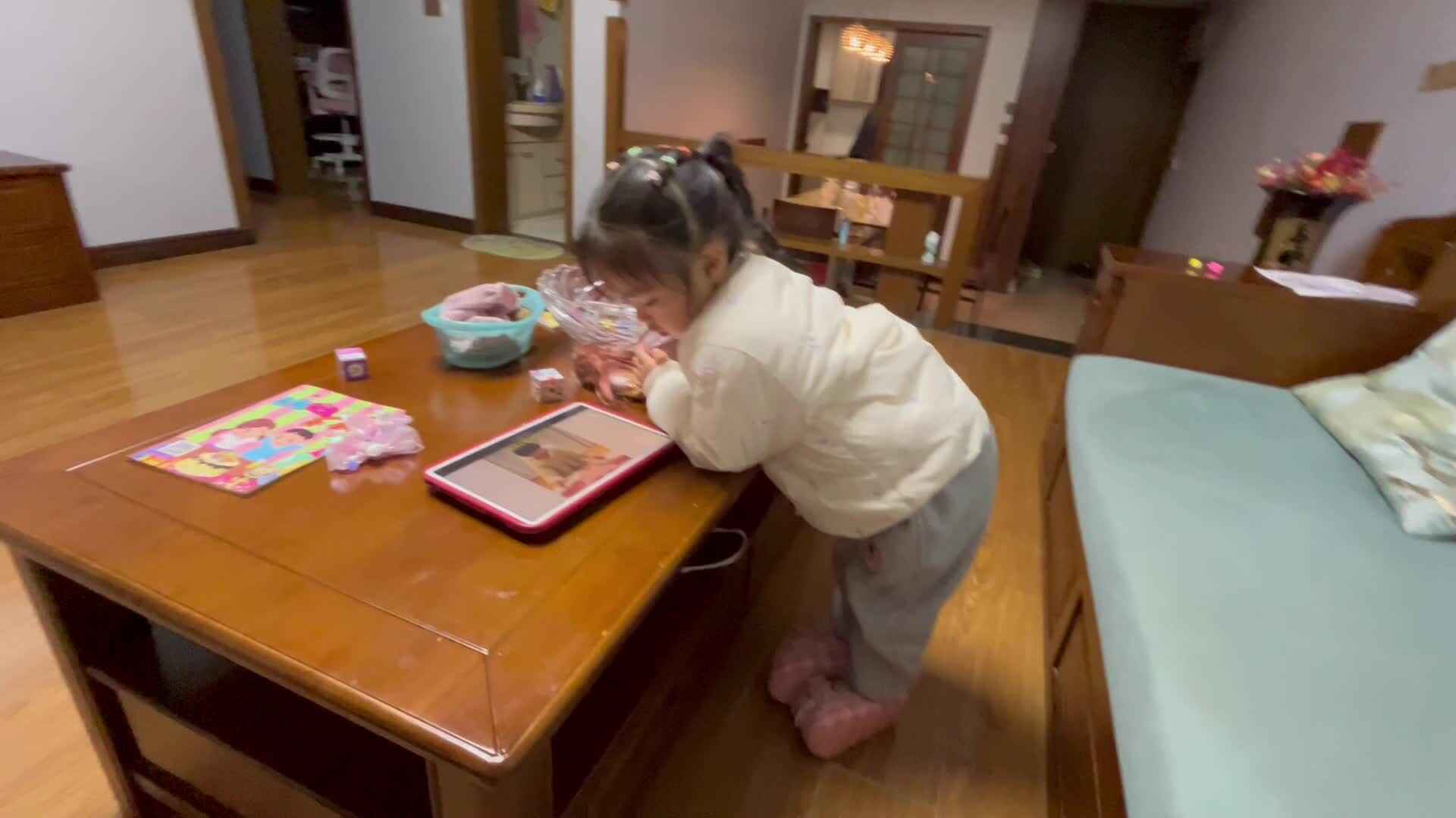 大B班李茵琪观看视频学习折叠衣裤