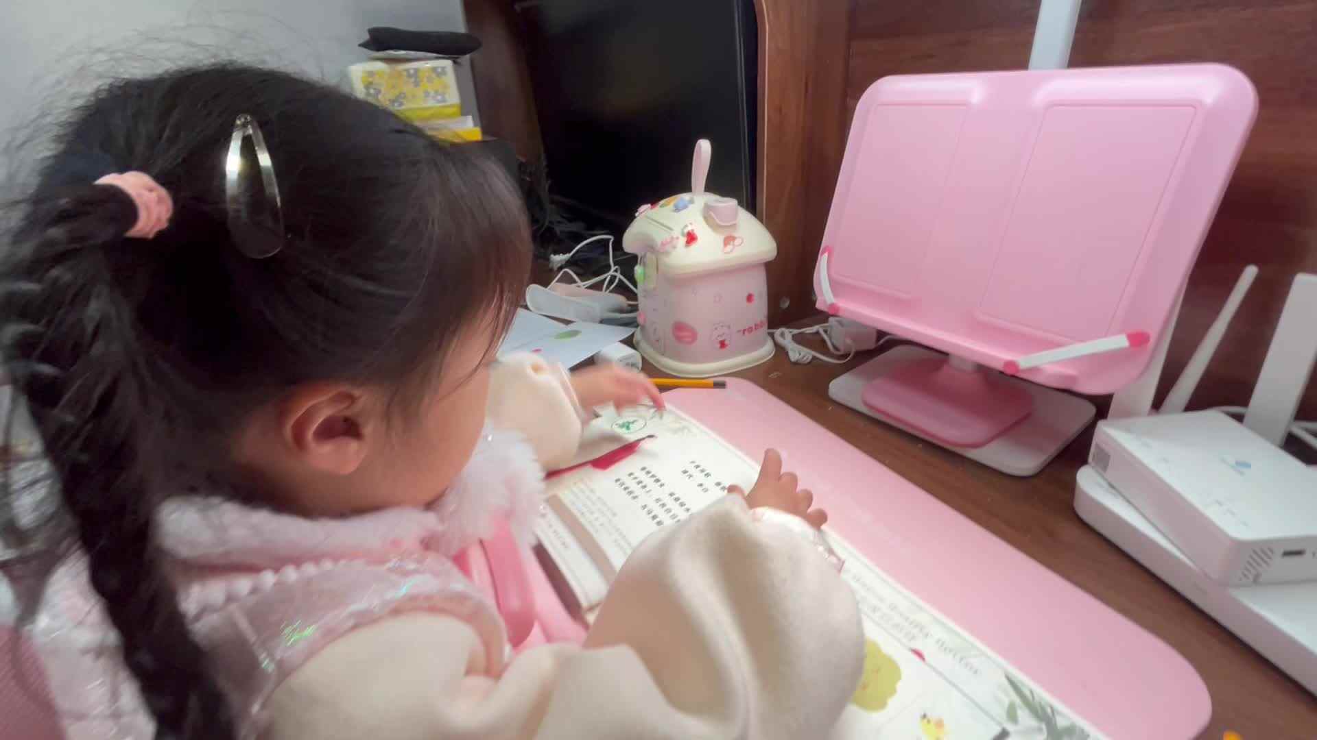 大B班李茵琪指读古诗《子夜吴歌》