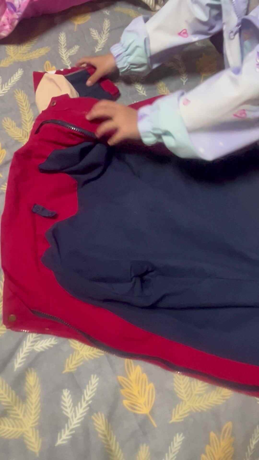 3月20日大B班李瑞溪练习叠衣服和裤子