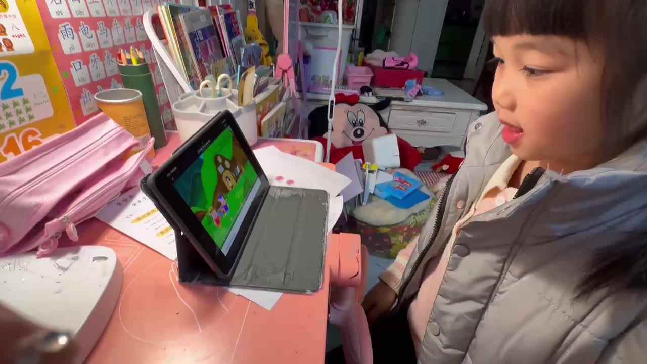 ⁣⁣20250301大B班舒琳芯观看英语视频《三只小猪》