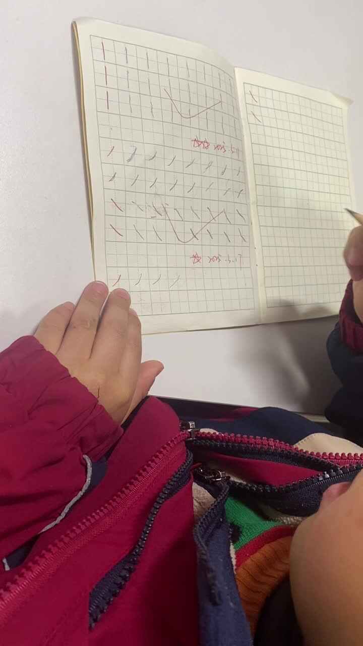 ⁣大B班吕子垚书写笔画（“撇”和“捺”）20250317
