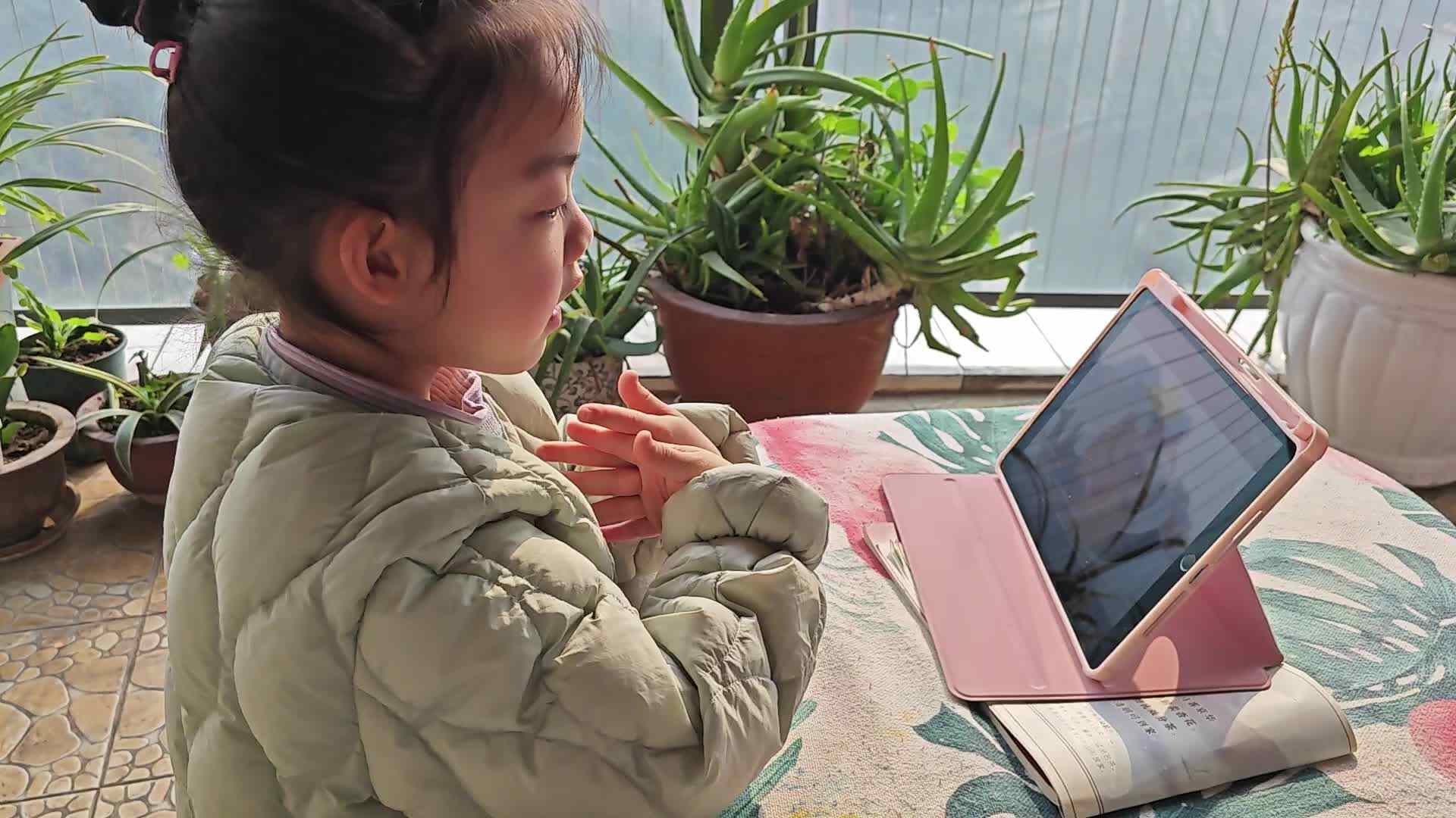 ⁣⁣学期B班魏琪珈观看英语视频.mp4