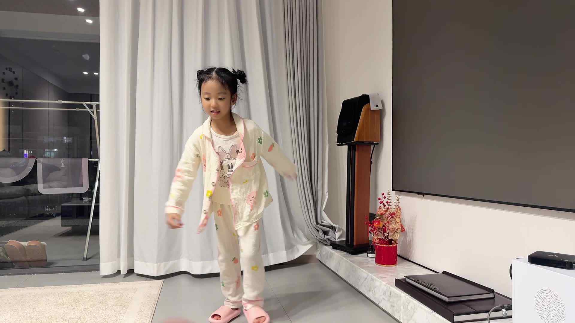 ⁣⁣2026级B班20250327吴晨希闯关练习-拍篮球.mp4