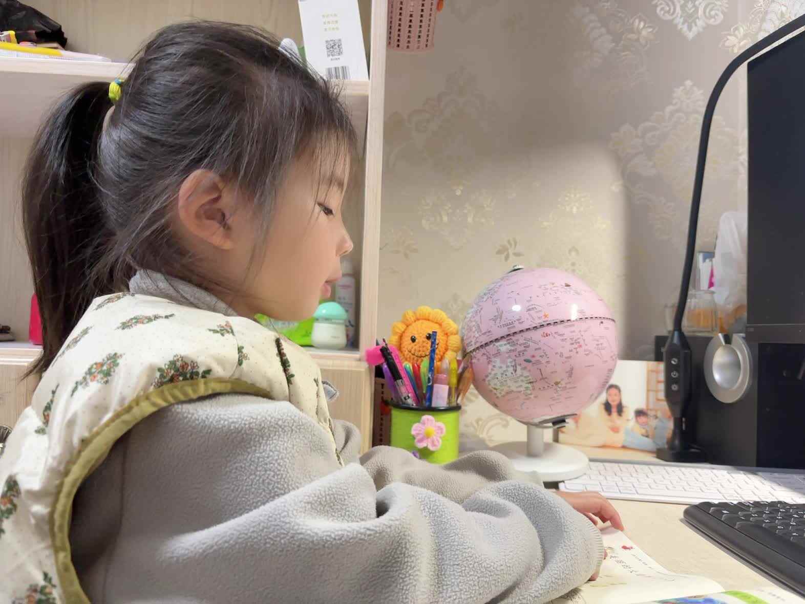 学前B班蒲依诺2025.3.10日指读诗歌(美丽的大自然一).mp4