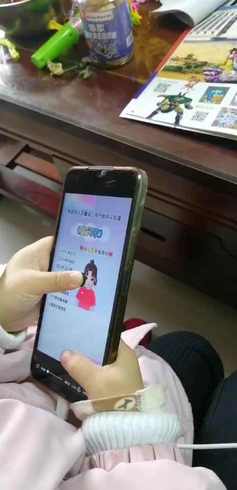 yinjihan观看英文儿歌《Mr.GoldenSun》