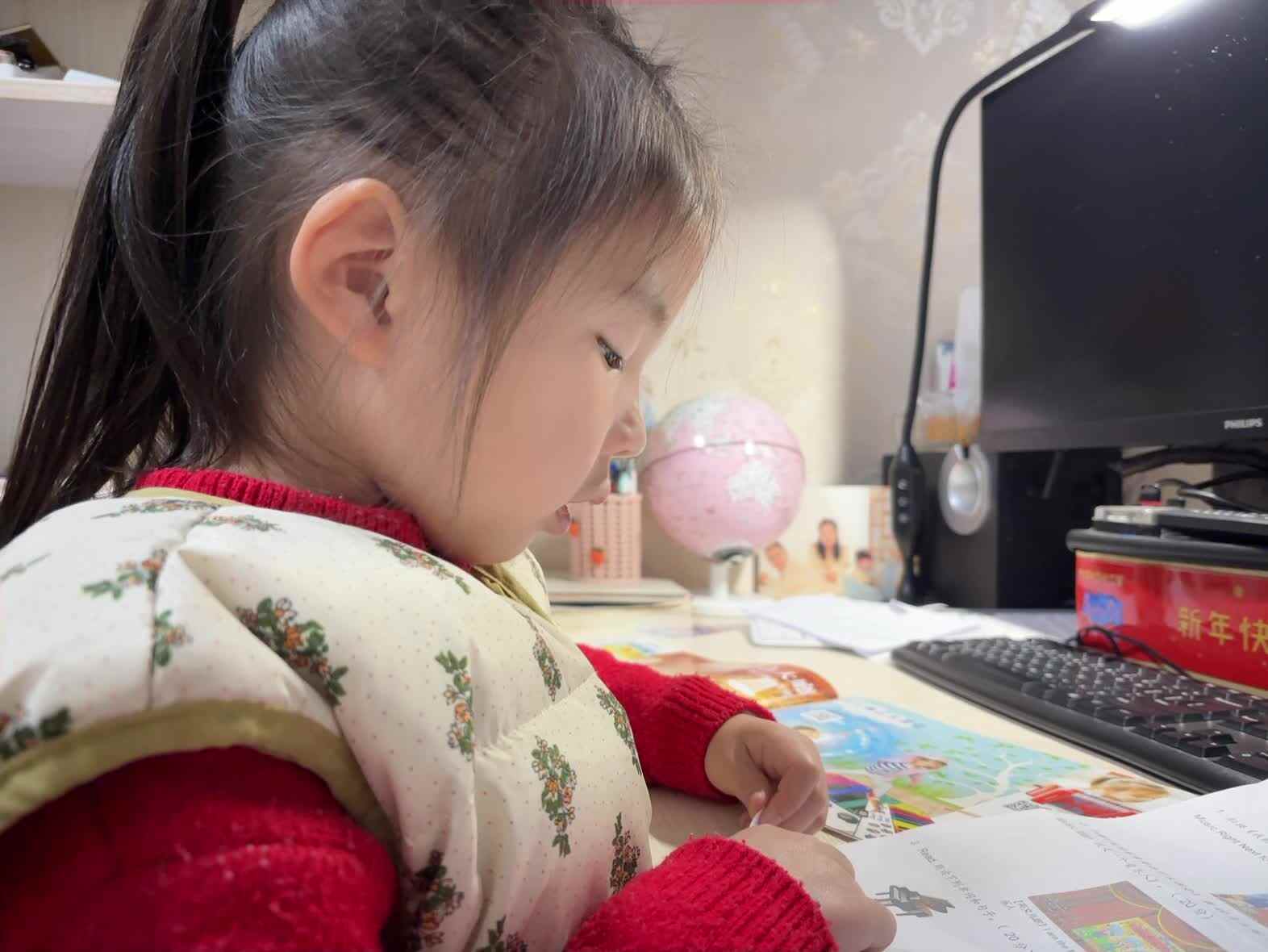 学前B班蒲依诺2025.2.28日指读英语单词(piano violin ).mp4