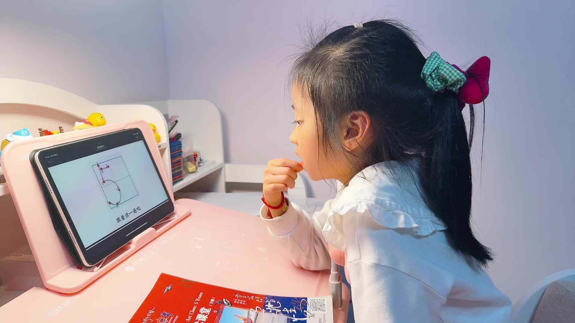 ⁣⁣⁣2026级B班20250325吴晨希闯关练习-观看视频书写“5”.mp4