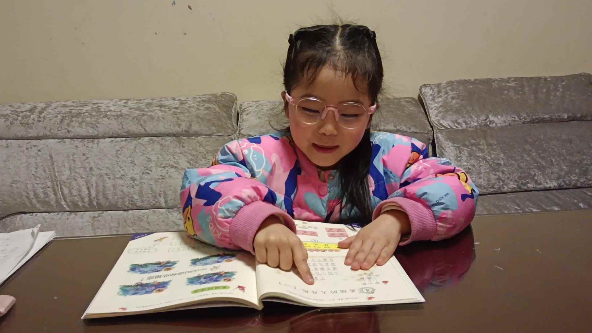 20250310学前B班任依恬指读《美丽的大自然一》