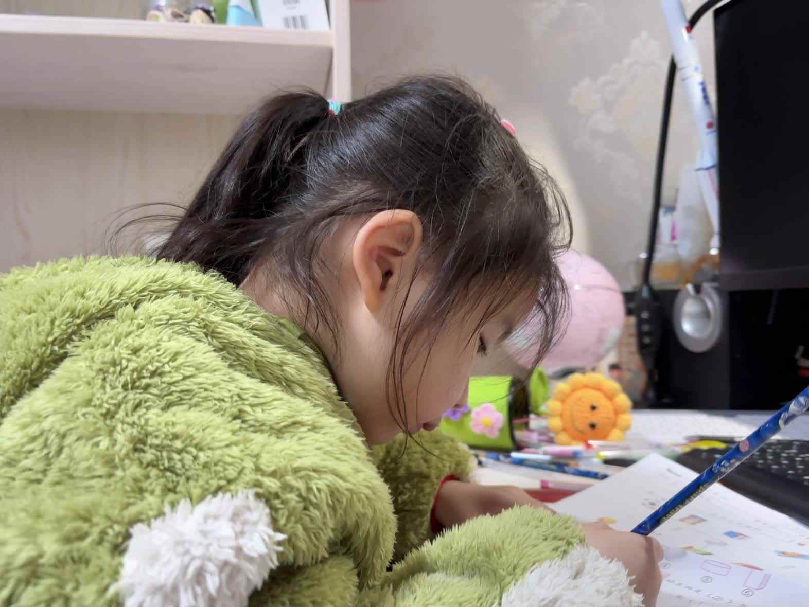 学前B班蒲依诺2025.3.13日书写(数学练习单).mp4
