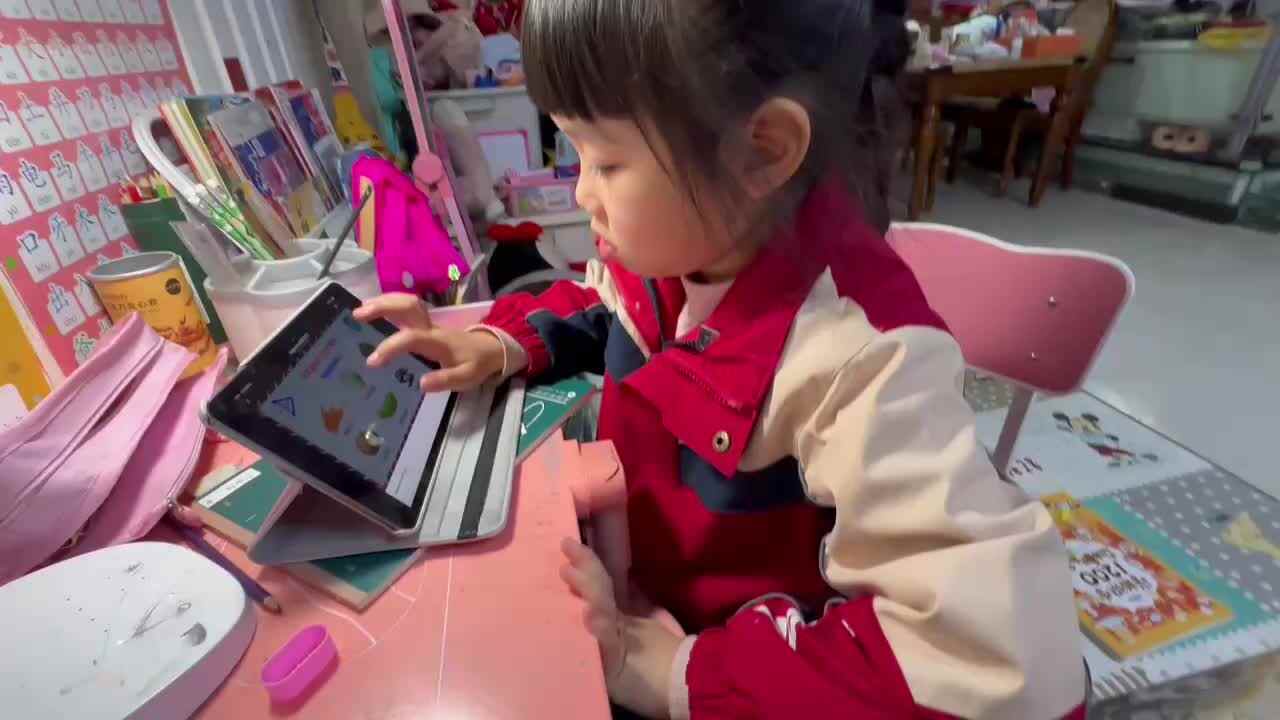 ⁣⁣20250329大B班舒琳芯观看英语单词视屏并跟读