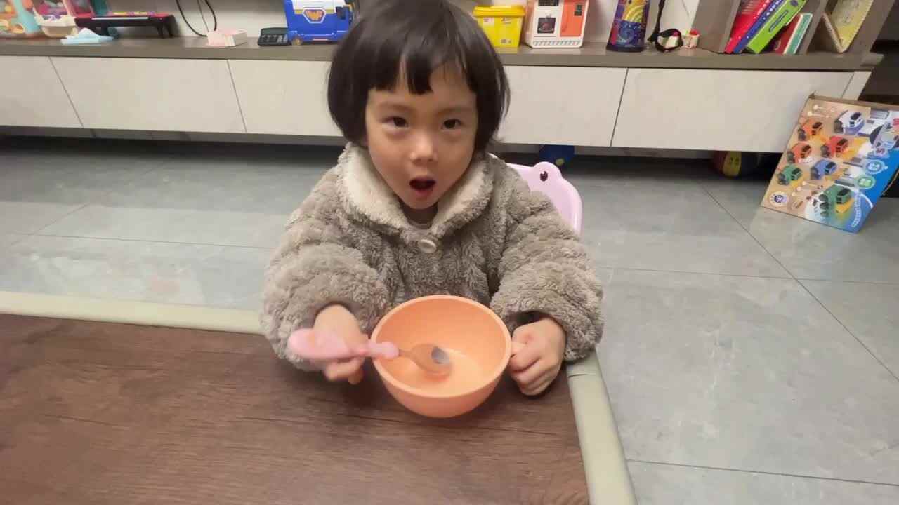 20250318倪芷汐正确拿勺子